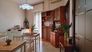 a kitchen and dining room with a table and chairs at Casa Bianca B&B in Ostuni