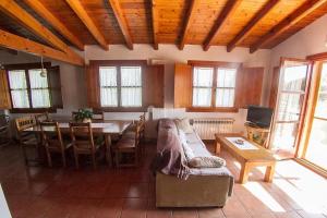sala de estar con sofá y mesa en Cal Planell Casa Rural, en Vall-Llebrera