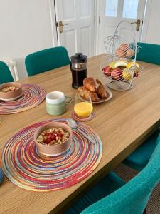 ein Holztisch mit Tellern voller Essen darauf in der Unterkunft La Brisa-fully refurbished, perfect local in Portrush