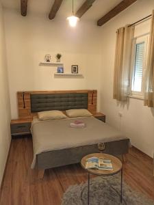 Modern Apartment Baćo with Jacuzzi tesisinde bir odada yatak veya yataklar