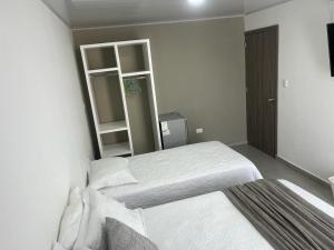 1 dormitorio con 2 camas con sábanas blancas en Summer Breeze en San Andrés