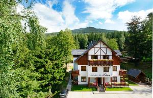 z góry widok na dom w lesie w obiekcie Apartamenty Pod Izbicą w mieście Karpacz