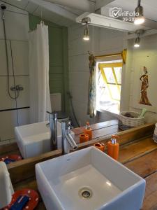 een badkamer met een wastafel en een spiegel bij Cabañas Techarí in Punta Del Diablo