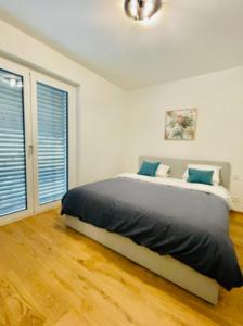 A bed or beds in a room at Brand New Luxury 3 bedrooms, Terrace and Free Parking - noah