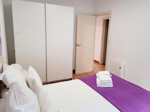 Postel nebo postele na pokoji v ubytování Amplio piso próximo a la Catedral y el Camino. C2