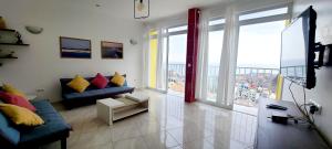 Una sala de estar con un sofá y una ventana grande. en LA MENOR, en Ribeira Grande