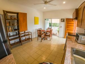 eine Küche und ein Esszimmer mit einem Tisch und Stühlen in der Unterkunft La Hacienda Tilantongo in Puerto Escondido