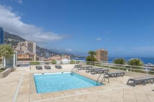 een zwembad bovenop een gebouw bij Over Monaco Apartment - 100m from Monaco - Roof Swimming Pool in Beausoleil