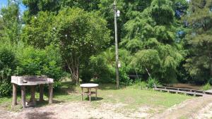 un parque con una mesa y un semáforo en Cabañas Al Río Delta Tigre en Tigre