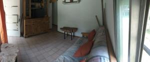 sala de estar con sofá y cocina en Cabañas Al Río Delta Tigre en Tigre