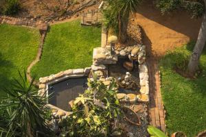 einen Garten mit einem Steinkamin im Hof in der Unterkunft La Hacienda Tilantongo in Puerto Escondido