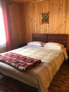 מיטה או מיטות בחדר ב-Cabañas Terra Nova Colbun Machicura