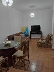 sala de estar con sofá y mesa en Apê da Mi - 2 min da Praia de Pitangueiras - Guarujá, en Guarujá