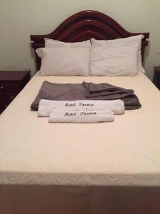 a bed with two towels on top of it at Hotel & Restaurante Paraíso Ponte Nova - Próximo a Faculdade Dinâmica in Ponte Nova