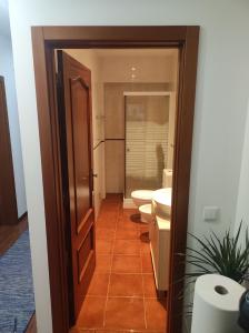 ein Bad mit einem WC und einem Waschbecken in der Unterkunft Aveiro Theater Rooms in Aveiro