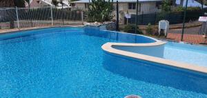 Bazén v ubytování Studio havre aux hibiscus avec piscine proche de la mer nebo v jeho okolí