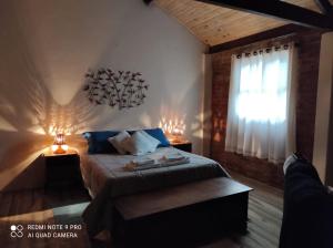 
Cama ou camas em um quarto em Chalé Lavanda com Hidro, Trilha e Cachoeiras
