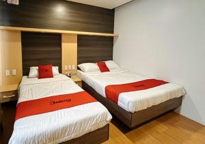 A bed or beds in a room at RedDoorz at Rudhil's Place - Cebu Downtown former RedDoorz near Southwestern University