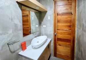 A bathroom at RedDoorz at Rudhil's Place - Cebu Downtown former RedDoorz near Southwestern University