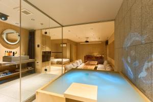 Voodi või voodid majutusasutuse KONJAKUSO Osaka Tempozan "IKESU" Projection M apping SPA KONJAKUSO Osaka Tempozan "TAKADORO" Wheel View toas