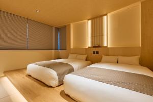 Voodi või voodid majutusasutuse KONJAKUSO Osaka Tempozan "IKESU" Projection M apping SPA KONJAKUSO Osaka Tempozan "TAKADORO" Wheel View toas