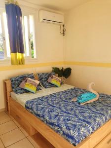 Cama o camas de una habitación en Maison de 3 chambres avec jardin clos et wifi a Sainte Anne a 1 km de la plage