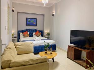 uma sala de estar com um sofá e uma cama em Miah Boutique Homestay em Hanói
