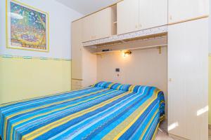 Posteľ alebo postele v izbe v ubytovaní Apartment in villa 2 to 3 persons with large private garden