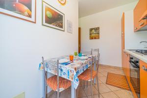 Kuchyňa alebo kuchynka v ubytovaní Apartment in villa 2 to 3 persons with large private garden