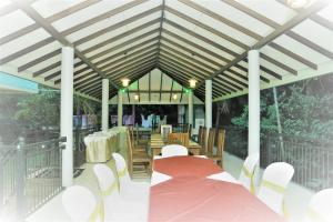 d'un coin repas avec une table, des chaises et un toit. dans l'établissement Hotel Achivina, à Kandy