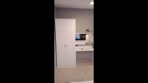 una stanza con porta bianca in una stanza di Room in Apartment - Kadinlar Denizi Ev 31 a Aydın