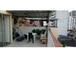 Habitación privada en apartamento con terraza في بوكارامانغا: اطلالة شرفة مع طاولة في الغرفة
