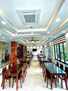 een conferentieruimte met lange tafels en stoelen bij Realux Hotel in Sầm Sơn