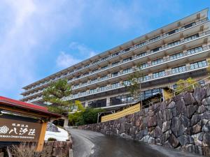 una vista exterior de un edificio con una pared de piedra en Shiobara Onsen Yashio Lodge en Nasushiobara