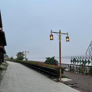 un lampione sul lato di un marciapiede di คอมคิม ริมโขง เชียงคาน a Loei