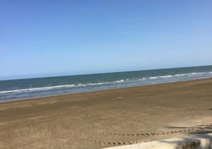 een hart getrokken in het zand op het strand bij Realux Hotel in Sầm Sơn