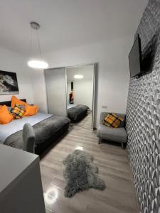 een kamer met een bed, een bank en een spiegel bij Central Studio in Braşov