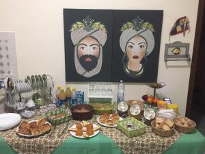 una mesa con comida y platos de comida en ella en Le 5 Torri, en Trapani
