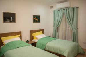 2 letti posti uno accanto all'altro in una camera da letto di Spacious 3 bedroom apartment in Marsascala a Marsaskala