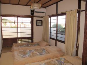 Una cama o camas en una habitación de Atami Ikyuan 熱海一休庵
