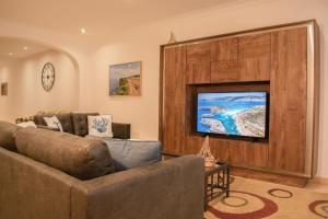 un soggiorno con divano e TV a schermo piatto di Spacious 3 bedroom apartment in Marsascala a Marsaskala