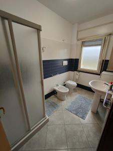 een badkamer met een toilet en een wastafel bij Appartamenti RoccaForte MONO BLU Trapani in Milo