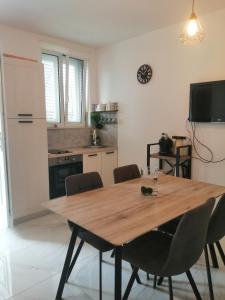 Kuchyňa alebo kuchynka v ubytovaní Apartman Marita
