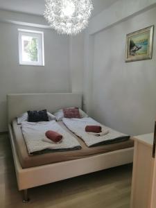 Tempat tidur dalam kamar di Apartman Marita
