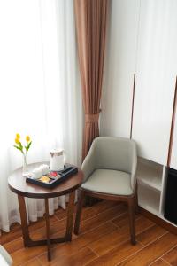 salon ze stołem, krzesłem, stołem i krzesłem w obiekcie Realux Hotel w mieście Sam Son