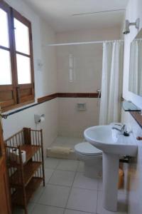 a bathroom with a sink and a toilet and a tub at Al Sil Ram in Alfacar