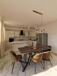 een keuken met een houten eettafel en stoelen bij Apartment Maris in Podstrana
