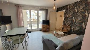 a living room with a couch and a table at vintage home in L'Isle-sur-la-Sorgue