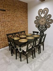 - une table à manger avec des chaises et un mur dans l'établissement Spiski Zakątek, à Niedzica