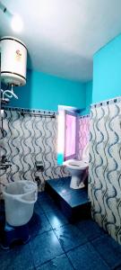 un baño con inodoro y lavabo en Farmvilla Homestay, en Kalpa